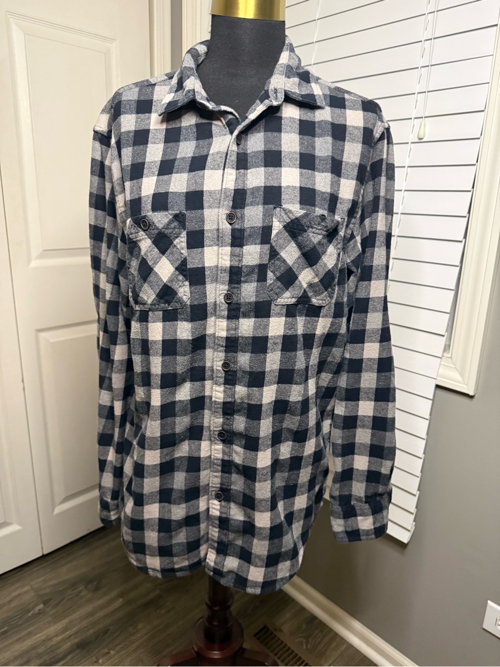 Urban Pipeline Ultimate Flannel Shirt Women’s Medium Gray Black Buffalo Plaid